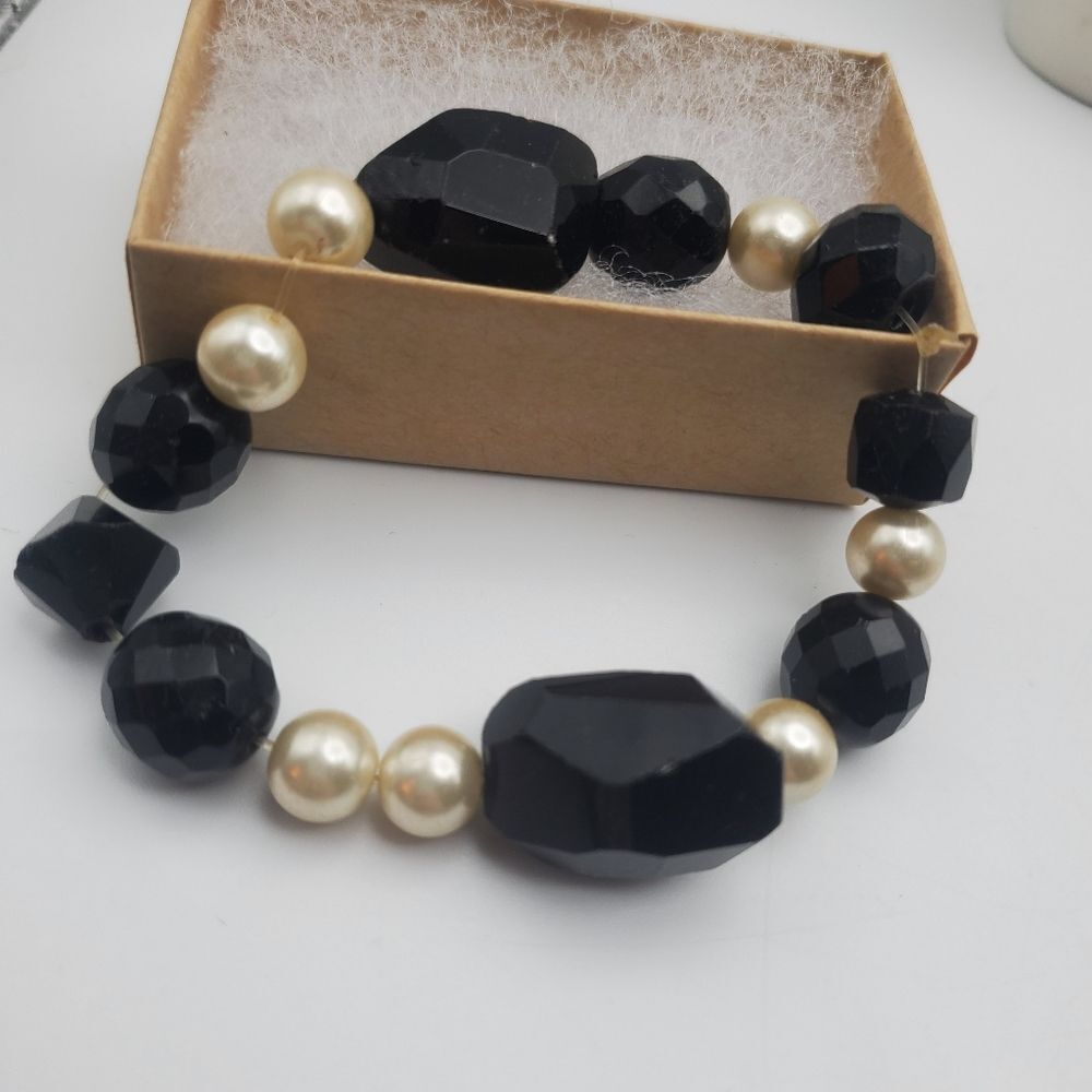 Black and white beaded cruella Deville styled bracelet - Picture 2 of 2